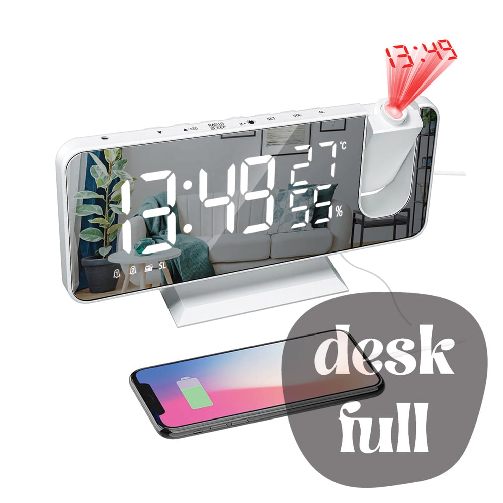Une horloge digitale et un téléphone en train de charger.