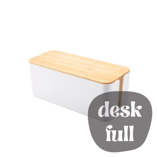 Boîte de rangement des câbles blanche avec couvercle en bois.