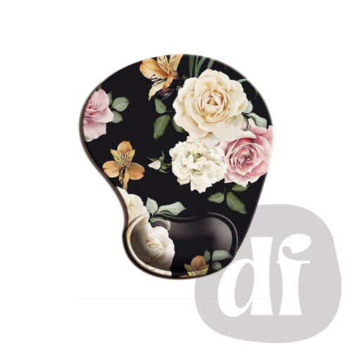 Un tapis de souris à motif floral.